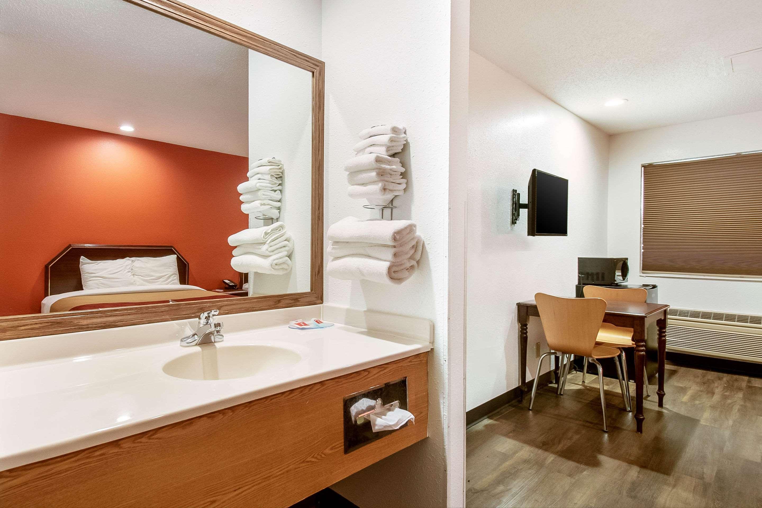 Hotel Econo *