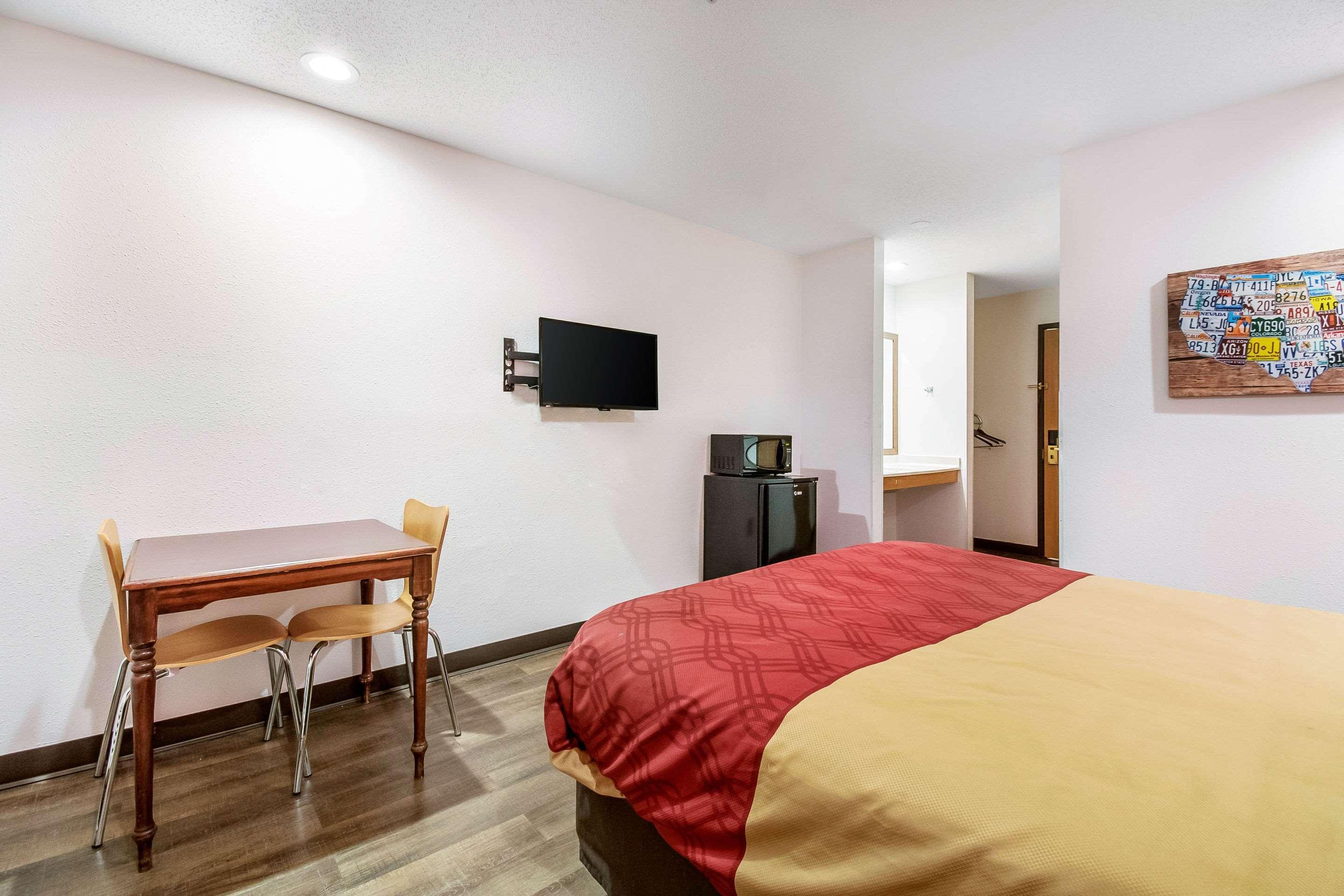 Hotel Econo *